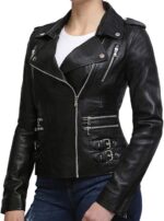 Asymmetrisk moto-stil for kvinner i myk bikerjakke i saueskinn